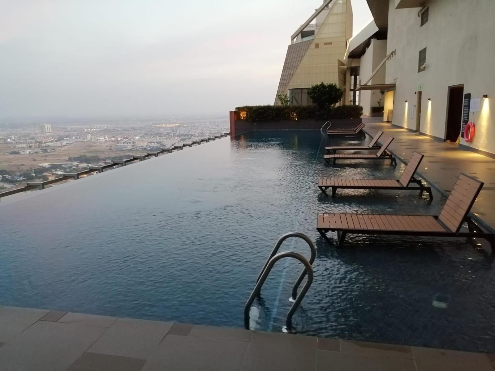 Impian II - The Peak Residence Phnom Penh Extérieur photo